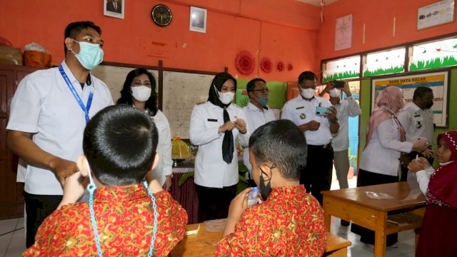Fatmawati Rusdi Tinjau Pelaksanaan PTM GeNose Siswa Tingkat SD