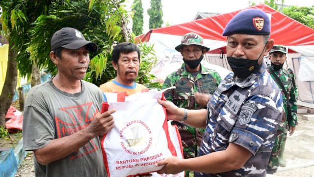 TNI AL Angkut 1000 Paket Bantuan Presiden RI Untuk Korban Gempa NTT Ke Pulau Bonerate dan Kalaotoa