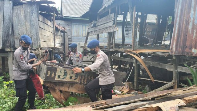 Bantu Proses Pemulihan Pasca Gempa, Ini Yang Dilakukan Personel Brimob Bone