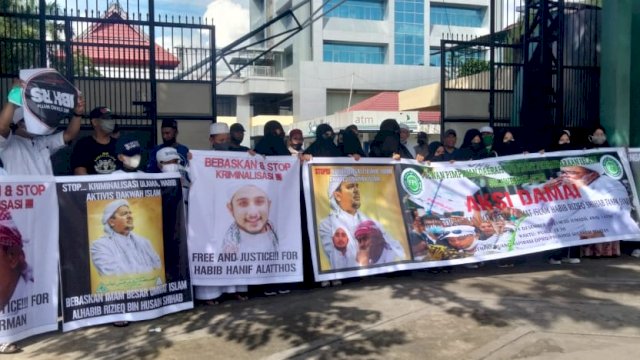 Aksi FPI di depan Kantor DPRD Sulsel, Jumat (24/12). [FOTO : MAULANA]