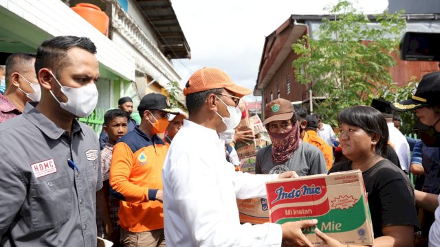 Tampak Danny Pomanto membagi-bagikan Indomie kepada warga korban Angin Puting Beliung di Kelurahan Maccini Parang, Makassar, Jumat (24/12).