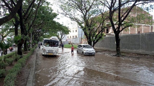 Inilah potret kerusakan akses jalan Kabupaten&mdash;Kota Makassar, tepatnya di Jalan Tun Abdul Razak. Jumat (24/12). [IST]