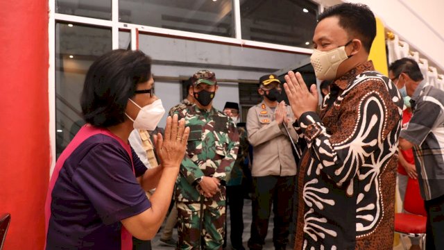Jaga Toleransi, Pejabat Bantaeng Kunjungi Gereja di Malam Natal