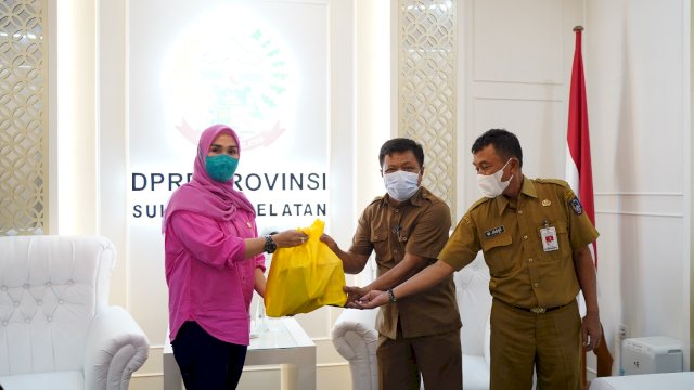 Didampingi Sekwan Ketua DPRD Sulsel Bagi Paket Natal dan Tahun Baru