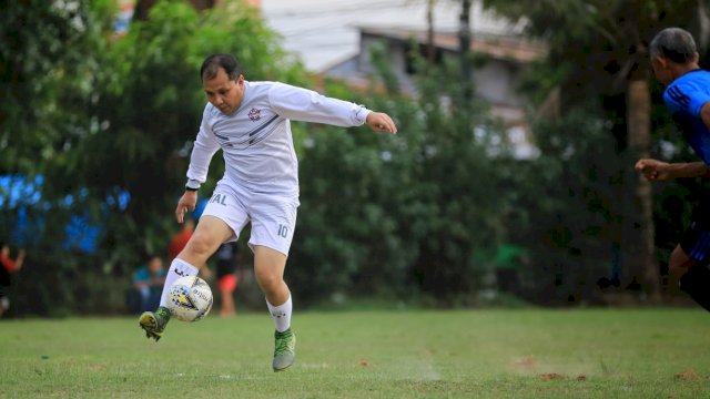 Wali Kota Makassar, Danny Pomanto, saat bermain bola.