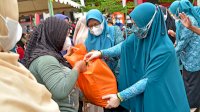 Bulan Bhakti KSN, Naoemi Octarina Bagikan 200 Paket Sembako