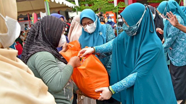 Bulan Bhakti KSN, Naoemi Octarina Bagikan 200 Paket Sembako