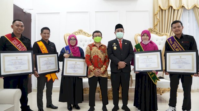 Andi Sudirman Beri Penghargaan Kepada 5 Duta Rumah Belajar Sulsel