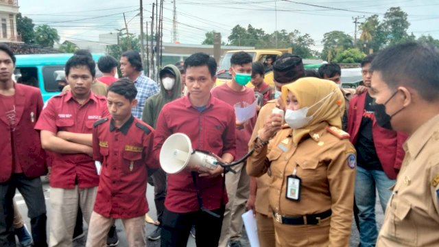 Aksi IMM di depan Kantor DPRD Sulsel, Selasa (28/12). [FOTO: MAULANA]