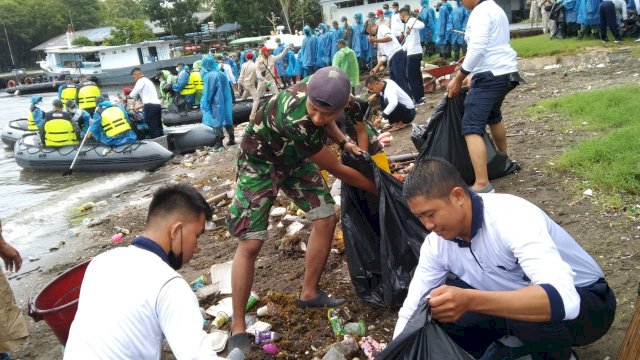 Lantamal VI Dan PIP Makassar Kolaborasi Bersihkan Pantai