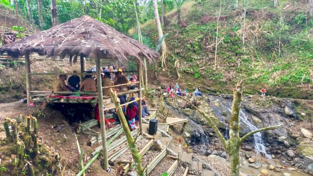 Menikmati Panorama Alam Bukit Emas Pattoengan
