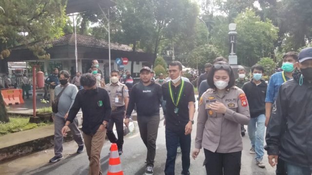Demo yang berlangsung di Kantor PT Pertamina Region VII. (Foto : Maulana)