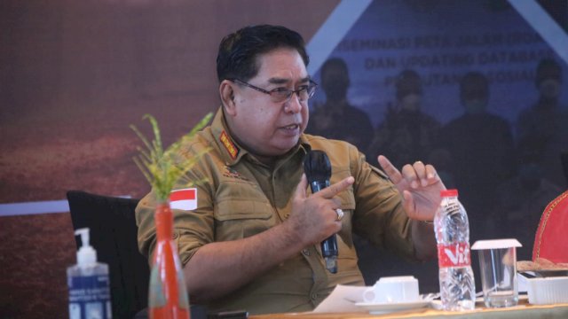 Abdul Hayat Serahkan Bantuan ke Masjid Al-Markaz