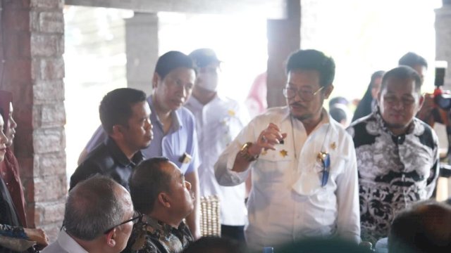 Mentan Syahrul Ngopi Bareng Peternak di CM Cafe dan Resto