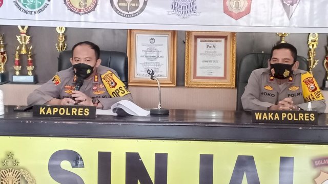 Kapolres Sinjai AKBP  Iwan Irmawan, didampingi Wakapolres Sinjai Kompol Joko Sutrisno melakukan Press Release Refleksi akhir tahun dengan Awak Media yang berlangsung di Bertempat di ruang Lobby Pratisara Wirya Mapolres Sinjai. Kamis (30/12/2021).
