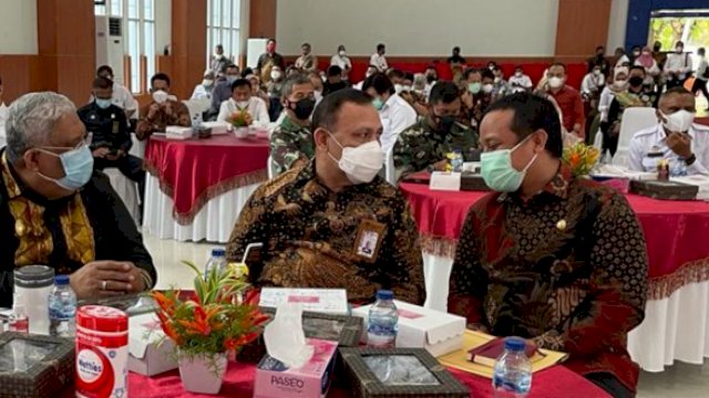 Ketua KPK Firli Bahuri tampak seperti sedang ngobrol dengan Plt Gubernur Sulsel Andi Sudirman Sulaiman, dalam satu meja. (Dok: Humas Pemprov Sulsel).