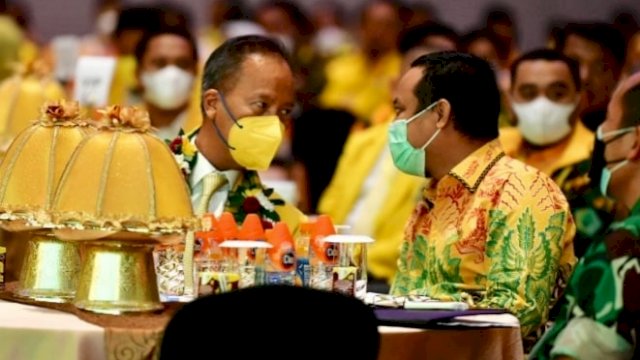 Wakil Ketua Umum DPP Partai Golkar mengenakan masker berwarna kuning, sedang berhadapan seperti membicarakan sesuatu dengan Plt Gubernur Sulsel di Hotel di Makassar, Kamis (9/12).
