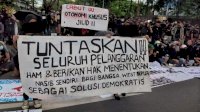 Hari HAM Sedunia: Spanduk Bertulis “Cabut Otsus Jilid II dan HMNS Bagi Bangsa West Papua” Dibentangkan di Makassar