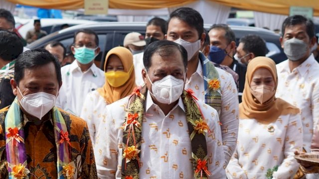 Ketua Dekopinda Pusat, Nurdin Halid (tengah-depan), dikawal oleh Bupati Sinjai dan Wakil Bupati Sinjai, serta Ketua PKK Sinjai, dan Ketua DPRD Sinjai. Sabtu (11/12). 