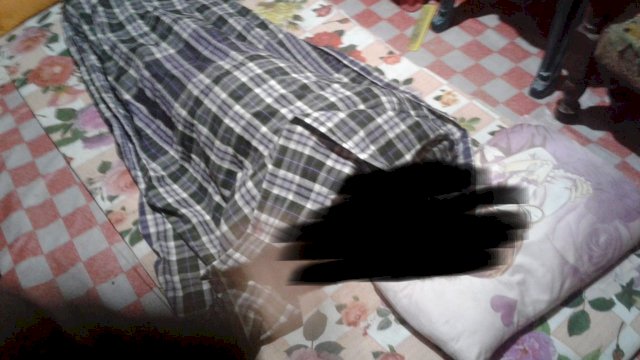 Mayat Puang Rosi yang dibaringkan dengan ditutupi sarung. TROTOAR/MAULANA