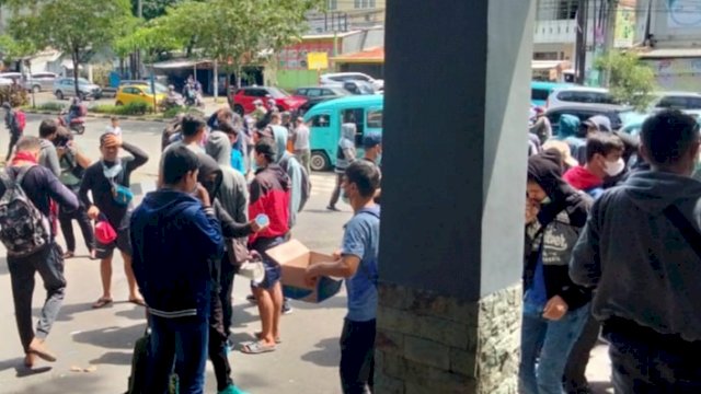 Para imigran asal Afghanistan saat unjuk rasa di depan Kantor Gubernur Sulsel, Jalan Urip Sumoharjo, Makassar. Senin (13/12). TROTOAR/MAULANA