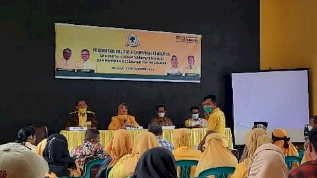 Saat kegiatan pendidikan politik dan orientasi pengurus dibuka oleh Ketua Golkar Sinjai, Andi Kartini. Selasa (21/12). (Ist) 