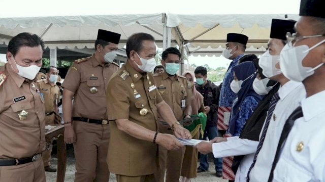 Basmin Mattayang Serahkan SK PNS dan PPPK Formasi 2019