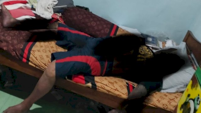 Pegawai kontrak Kelurahan Banta-bantaeng yang ditemukan meninggal dunia dalam posisi terlentang di atas kasur, Jumat (24/12). [FOTO : MAULANA]