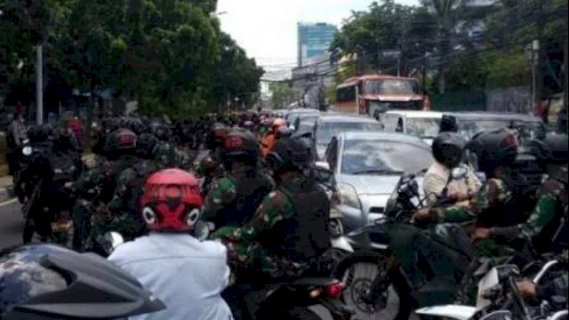 Aparat gabungan TNI-Polri menggunakan motor tril dan bersenjata membubarkan massa Reuni 212 di Jakarta. Foto: MNC Portal