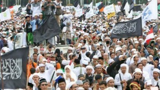Massa aksi Reuni 212 membanjiri kawasan Monas, Jakarta, Sabtu (2/12). Aksi yang diselenggarakan sebagai bentuk reuni kegiatan 2 Desember 2016 itu diisi dengan pembacaan zikir, salawat serta salat berjamaah. (Liputan6.com/Herman Zakharia)