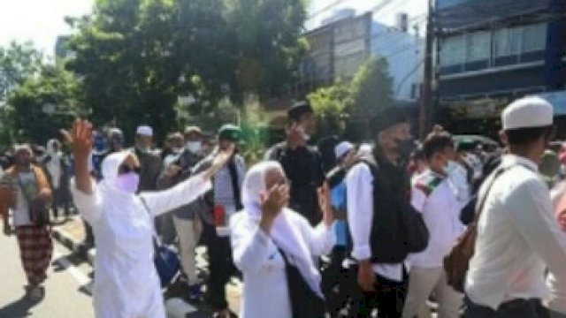 Ribuan warga saat mengikuti acara Reuni 212 di Jalan Wahid Hasim, Jakarta, Kamis 2 Desember 2021. Massa sempat dipaksa mundur saat berusaha menuju kawasan Bundaran Patung Kuda, Jakarta. TEMPO