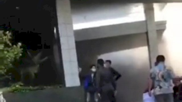 Kebakaran di Gedung Cyber Jakarta Selatan, Kamis (2/12). TROTOAR/Nur [Tangkapan Layar]