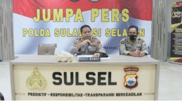 Plt Kabid Humas Polda Sulsel, Kombes Pol Ade Indrawan saat menggelar konferensi pers di Lobby Mapolda Sulsel, pada Rabu (1/12). TROTOAR/Troy 