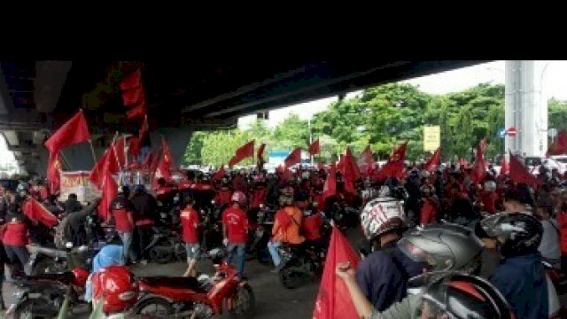 Ratusan Buruh KSN di Makassar Turun ke Jalan Tuntut Upah yang Layak