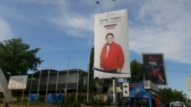 Baliho Erick Thohir berdiri di depan Kantor Pelindo IV, Makassar. 
