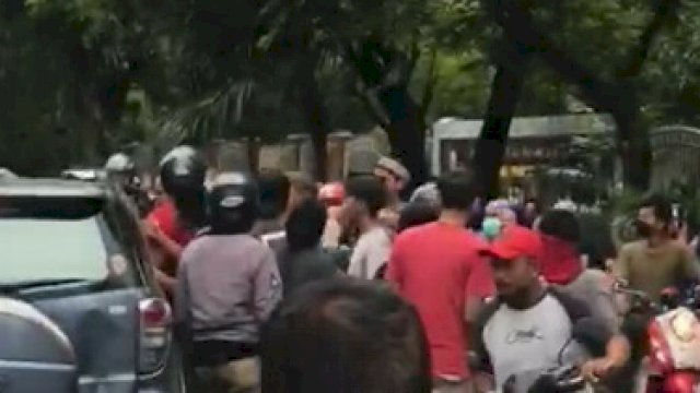 Foto ini diduga saat kejadian tindak anarkis dan ugal-ugalan yang dilakukan oleh pengantar jenazah di Makassar, Selasa (14/12). (Tangkapan layar) TROTOAR/UPI