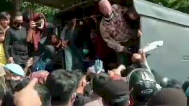 Saat mahasiswa Papua diangkut pulang ke Asramanya.