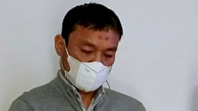 Ini tampang pelaku penganiaya pelajar SMA di Medan, dengan jidat hitam, terlihat menunduk saat berada di Mapolrestabes Medan, Sabtu (25/12). [Foto: Istimewa]