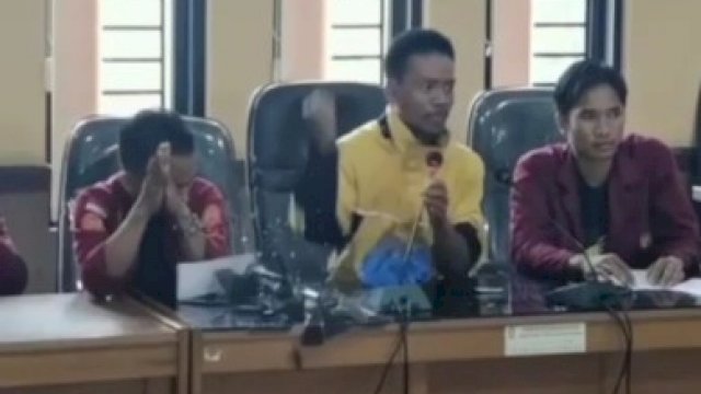 Terlihat kaca pecah berhamburan usai dipukul oleh salah seorang pendemo di Ruang Aspirasi DPRD Sinjai, Sulsel, Selasa (28/12) [Foto: Sinjai Info]