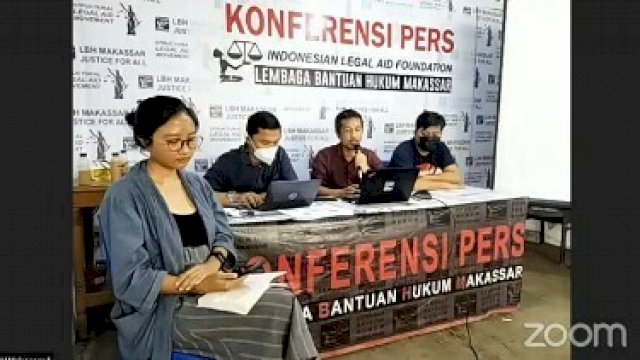 Saat LBH Makassar melakukan konferensi pers peluncuran catatan akhir tahunnya, yang berlangsung di Kantor LBH Makassar, Sulsel, Selasa (28/12). [tangkapan layar/trotoar]