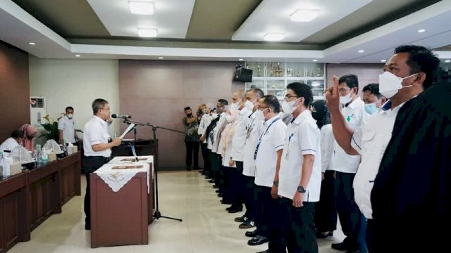 Penjabat Direksi PDAM Benny Iskandar Mengambil Sumpah 62 Pejabat Struktural PDAM Kota Makassar 