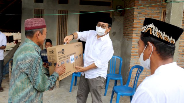 Suaib Mansyur Serahkan Bantuan Lampu Tenaga Surya Ke Warga Malimbu