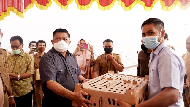 Maksimalkan Dukungan ke Petani, Azikin Solthan Salurkan Ratusan Alsintan