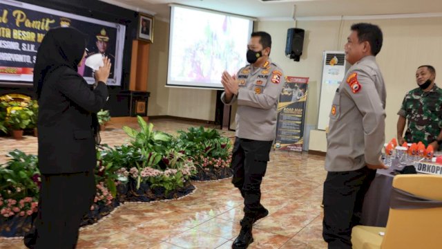 Saat Kombes Pol Witnu Urip Laksana pamitan kepada Wakil Wali Kota Makassar, dan menyambut Kapolrestabes Makassar yang baru Kombes Pol Budi Haryanto. (TROTOAR)