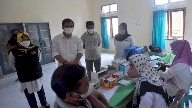 Wabup Lutra Tinjau Pelaksanaan Vaksinasi di Puskesmas
