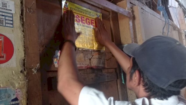 Lods dan kios di Pasar Sambung Jawa disegel oleh petugas Perumda Pasar Makassar Raya, Rabu (5/1) [ist]