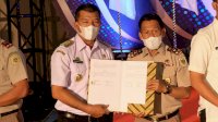 Sofyan Djalil Serahkan Sertifikat Aset Pemkab Bulukumba ke Andi Utta