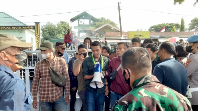 Aksi unjuk rasa SEMMI Sulsel di depan Kantor Pertamina Region VII, Kota Makassar, Kamis (6/1) FOTO : MAULANA