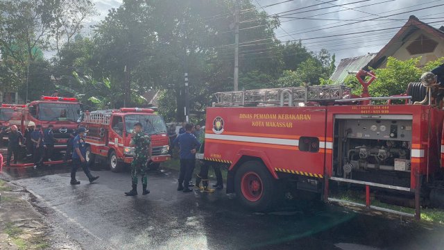 Tampak mobil Damkar tengah berjejer memadamkan api yang melalap sebuah Rumdis milik Pemprov Sulsel di Kecamatan Tamalate, Makassar, Kamis (6/1) FOTO : MAULANA