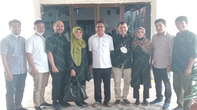Saat Pengurus DPP DICI berfoto bersama dengan Kepala LLDIKTI Wilayah IX, Senin (10/1). 